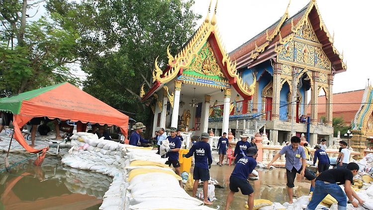 In Bangkok werden Sandsäcke gestapelt, hier im Bezirk Taweewattana.