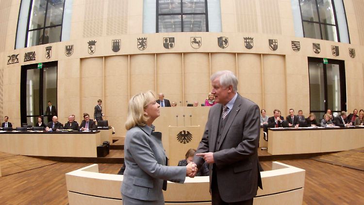 Übergabe: Seehofer folgt auf Kraft als Bundesratspräsident.