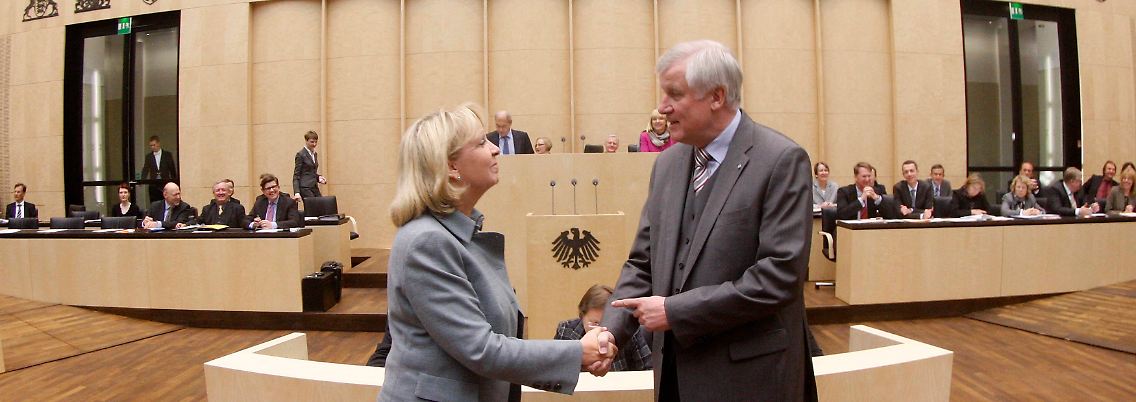 Übergabe: Seehofer folgt auf Kraft als Bundesratspräsident.