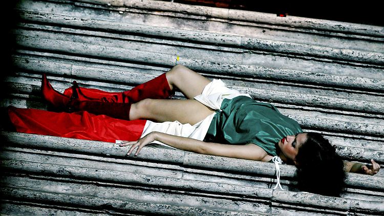 Kein Alkoholopfer, sondern ein Model auf der Spanischen Treppe. Die Stufen sind abends bei jungen Touristen beliebt.