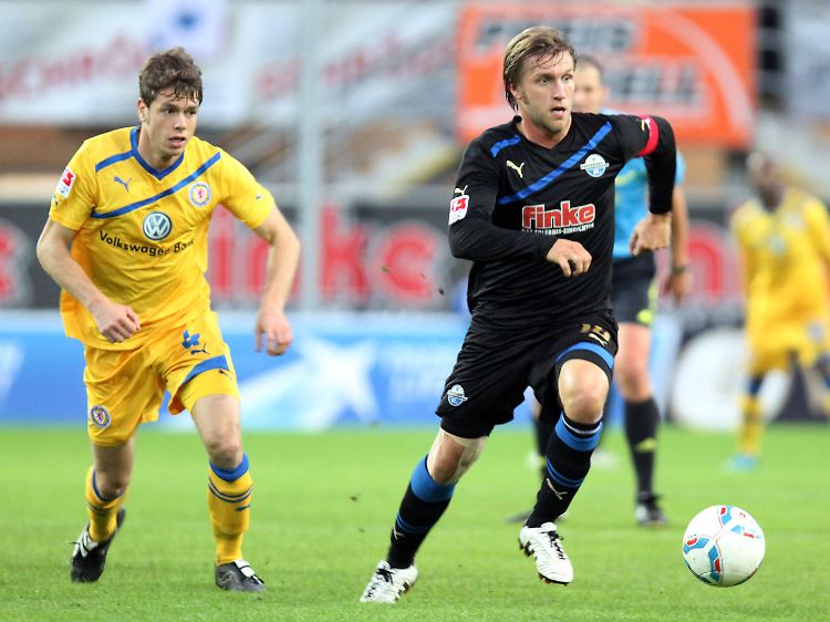 Paderborns Markus Krösche (rechts) und der Braunschweiger Matthias Henn kämpfen um den Ball.