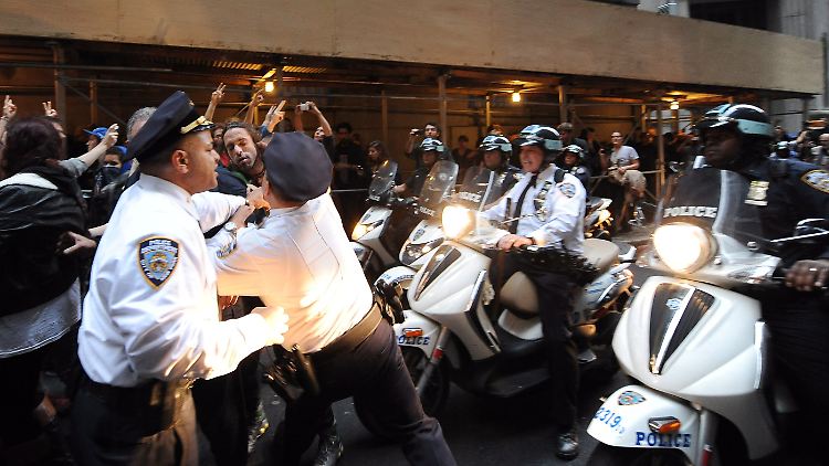 Ein Polizist schlägt in New York einen Demonstranten.