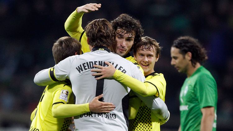 Seid umschlungen, Kumpanen! Dortmunds Torwart Weidenfeller herzt seine Vorderleute.