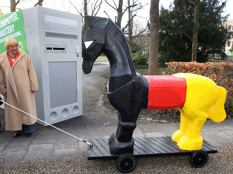 Die Grünen protestierten mit einer Aktion vor dem Bundesverfassungsgericht gegen den Bundestrojaner.