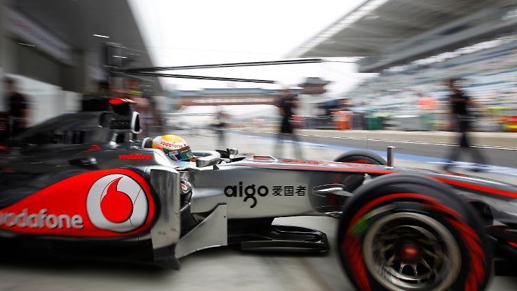 Lewis Hamilton bei der Ausfahrt aus der Box.