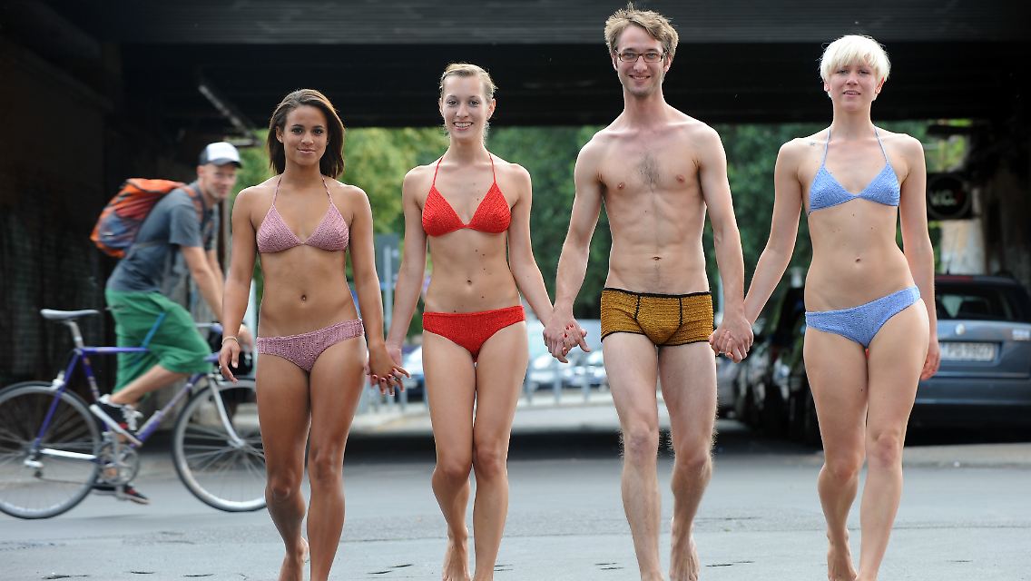 Nur im Bikini und Badehose bekleidet durch die Stadt: Spanier wehren sich dagegen.