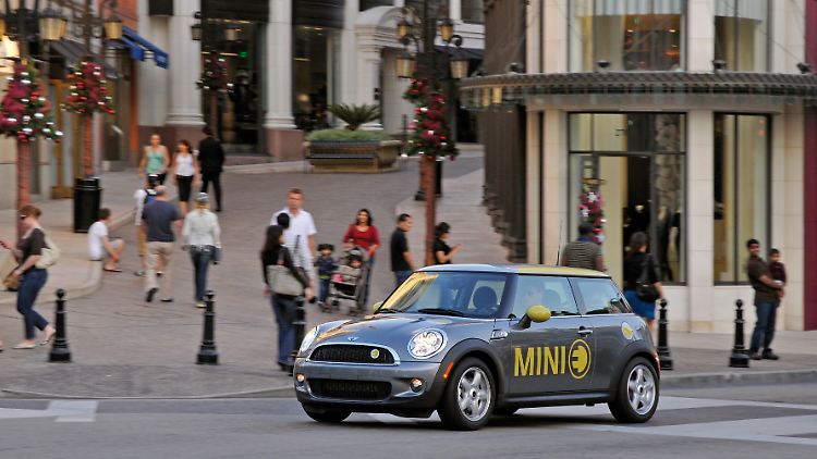 In Feldversuchen fahren bereits einige Elektroautos, wie dieser Mini E, auf deutschen Straßen umher.