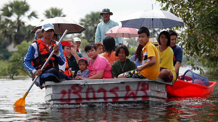 2011-10-14T112239Z_01_DSB11_RTRMDNP_3_THAILAND-FLOODS.JPG7011110471381913932.jpg