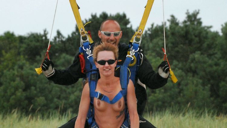 Kein Sex-Stunt, sondern Touristen-Attraktion: Nacktsprünge auf der Insel Usedom.