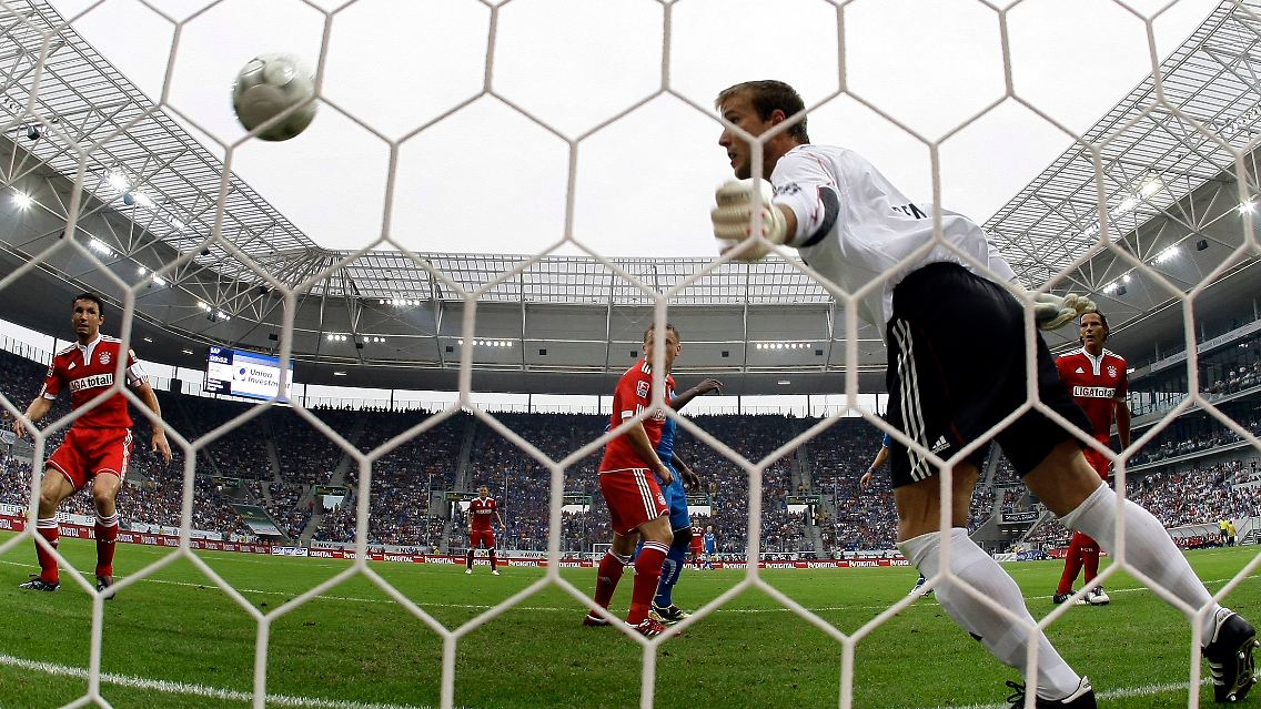 Drin oder nicht? Hoffenheims Simunic hatte den Ball geköpft.