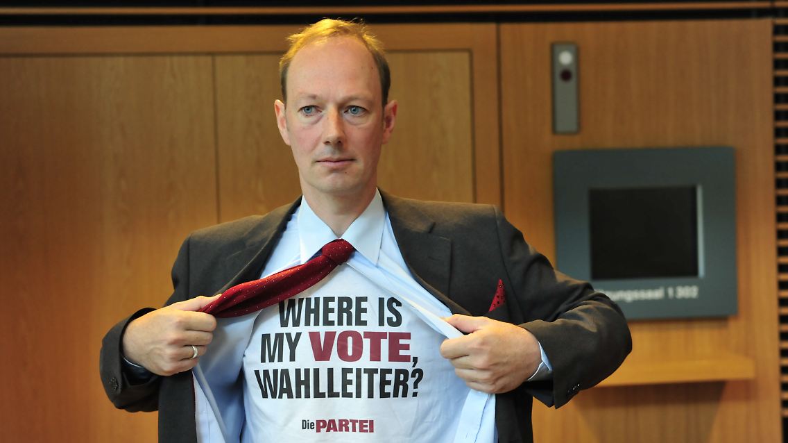 Martin Sonneborn von der Partei "Die Partei" fragt sich "Where is my Vote, Wahlleiter?" - "Wo ist meine Stimme, Wahlleiter?" Seine Partei wurde nicht zur Bundestagswahl zugelassen.
