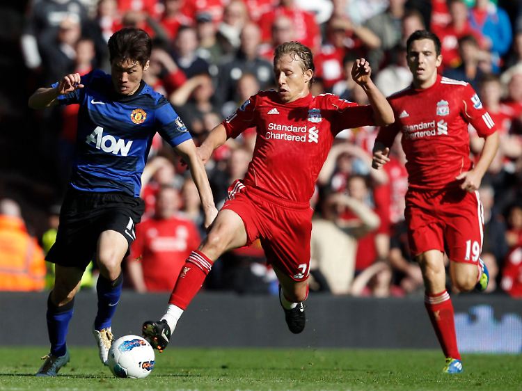 Liverpools Lucas (R) bei einer beherzten Grätsche gegen Park Ji -Sung von Manchester United.