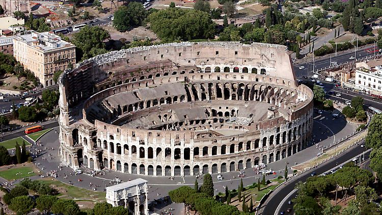 Das weltbekannte Kolosseum (Amphitheatrum Flavium) ist mit 156 m Breite und 188 m Länge der größte geschlossene Bau der römischen Antike.
