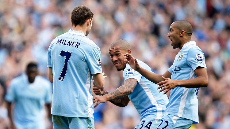 City-Mittelfeldspieler James Milner empfängt nach seinem Tor zum zwischenzeitlichen 4:0 gegen Aston Villa die Glückwünsche seiner Teamkollegen Nigel de Jong und Gael Clichy (r.).