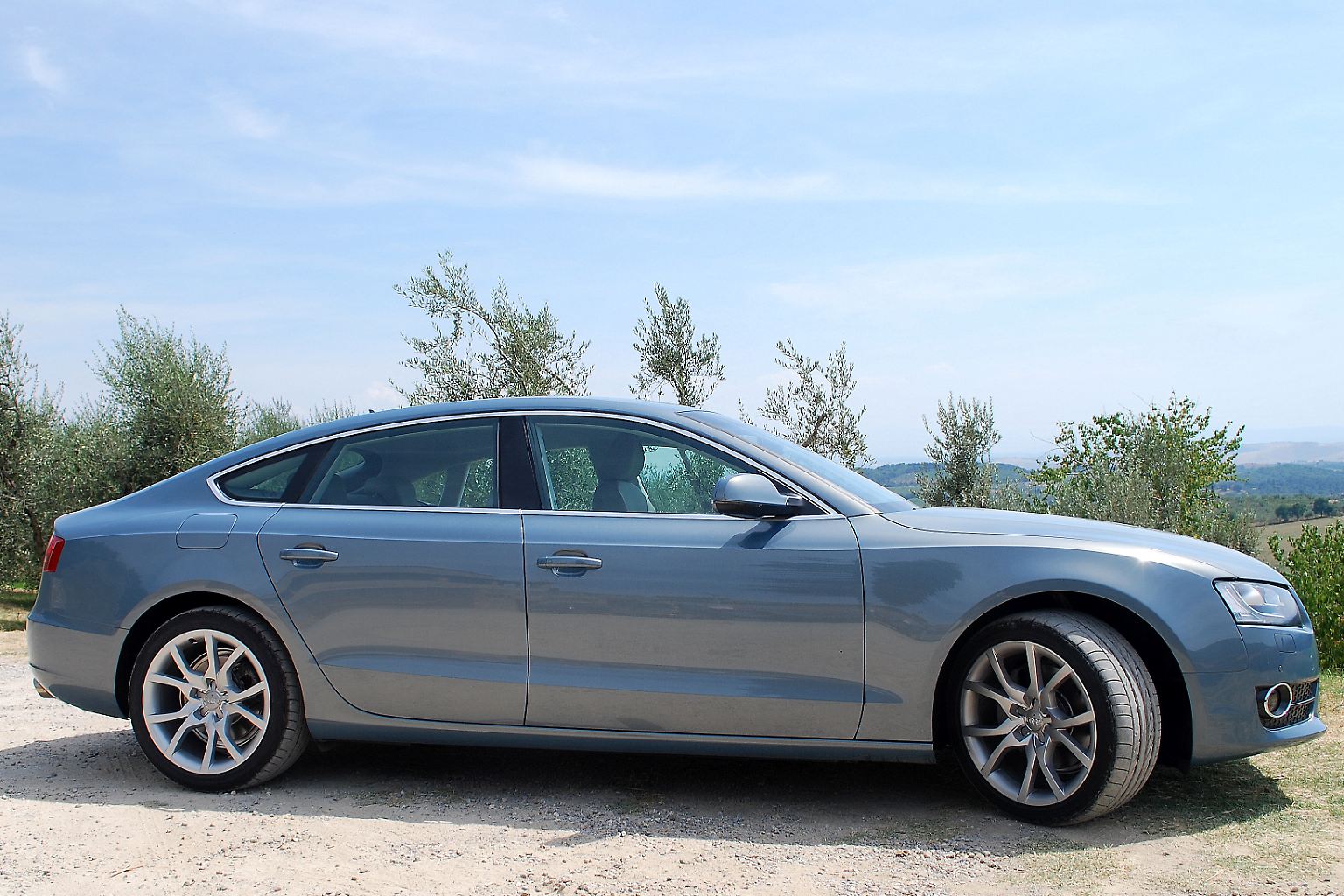 Audi rundet die A5-Baureihe ab. Der A5 Sportback bringt noch mehr Glanz in die obere Mittelklasse. Gleichzeitig ist er aber auch eine Hommage an ein wichtiges Auto der Firmengeschichte.