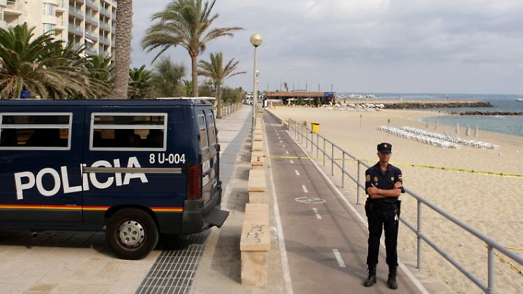 Ein Polizist patrouilliert am Can Tere Antoni Strand von Palma.