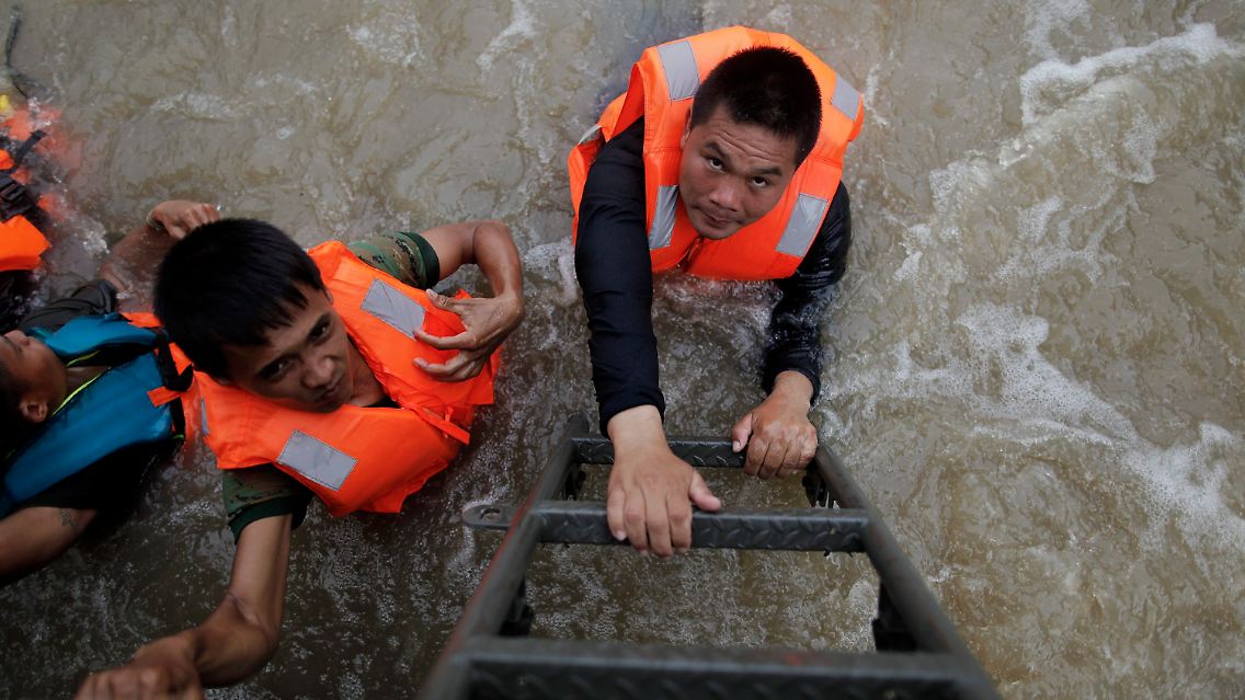 2011-10-15T123520Z_01_DSB36_RTRMDNP_3_THAILAND-FLOODS.JPG6458537126931097997.jpg