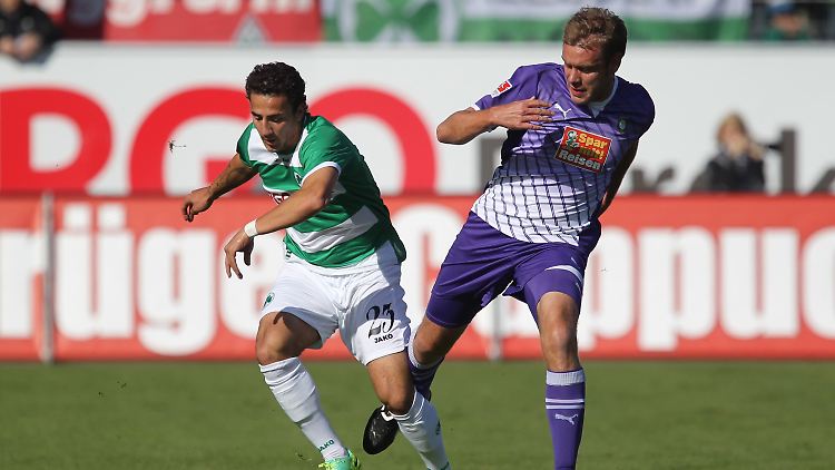 Der Fürther Sercan Sararer (l) kämpft mit Oliver Schröder von Aue um den Ball.