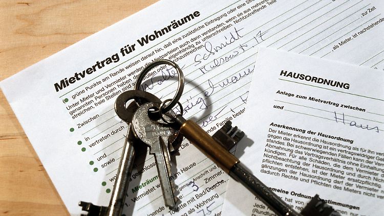 Wenn längere Fristen im Mietvertrag vereinbart sind, muss sich de Vermieter daran halten.