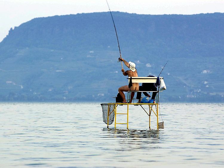 Lockere Sitten: Nackter Angler auf dem Balaton.