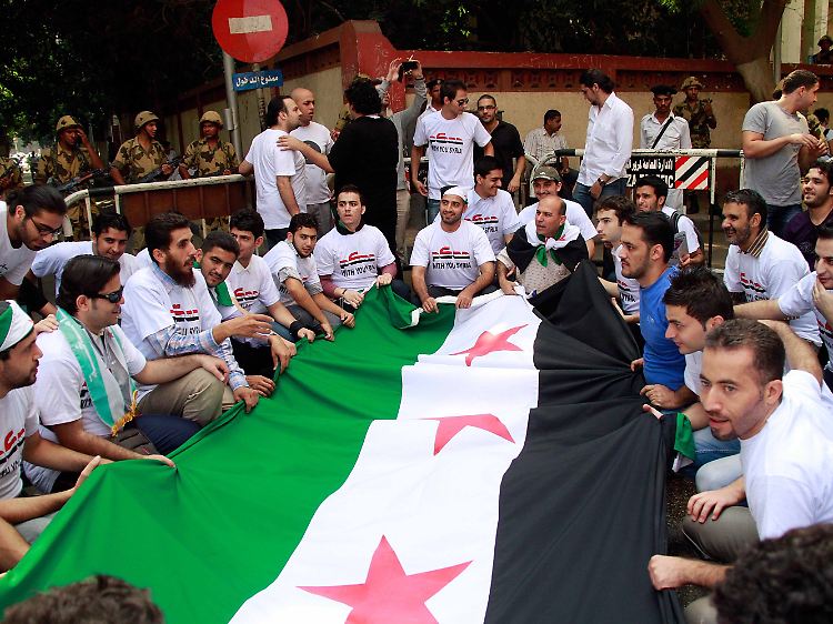 Im Exil lebende Syrer protestieren gegen Assads Regime vor der syrischen Botschaft in Kairo.