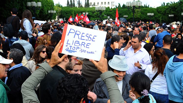 Die Demonstranten in Tunis fordern eine freie Presse.
