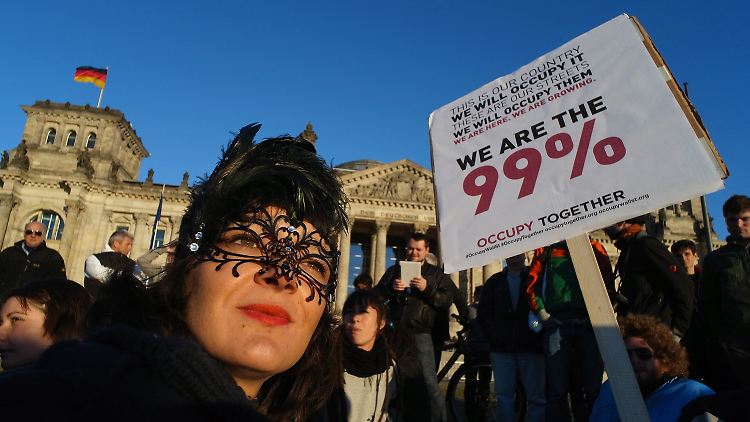Eine Demonstrantin zieht durch Berlin.