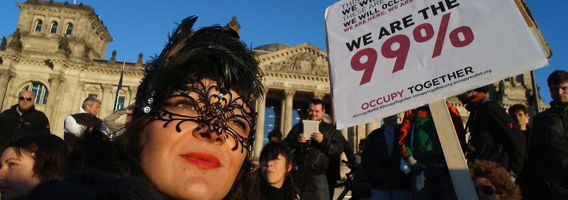 Eine Demonstrantin zieht durch Berlin.