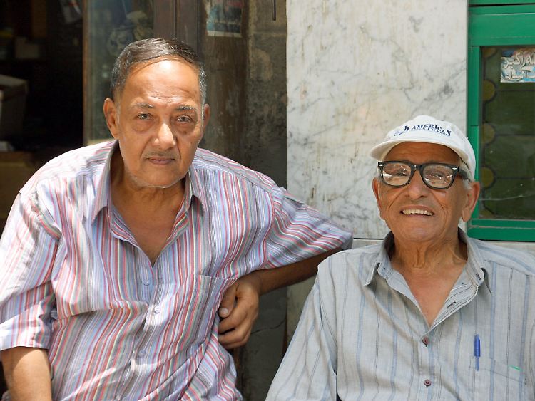 Der 90-jährige Ali Abdellatif al-Omda (rechts) erinnert sich gern an Kairos Glanzzeiten zurück.