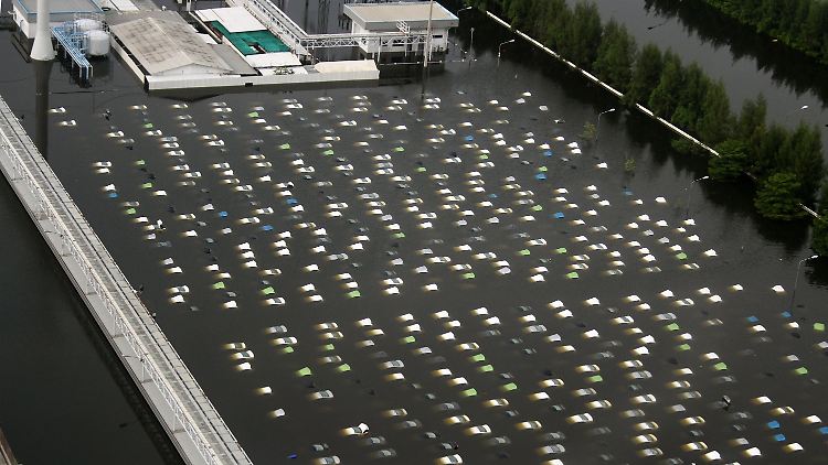 Hochwasser in Thailand: Aus dem Hubschrauber wird das Ausmaß der Verwüstungen in diesem Honda-Werk deutlich.