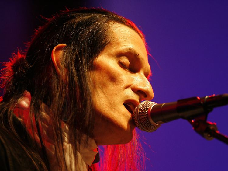 Der Rocksänger Willy DeVille ist bei einem Konzert in Luzern im Juli 2006 bereits sichtlich ausgezehrt. Er starb am 6. August 2009 an Bauchspeicheldrüsenkrebs.