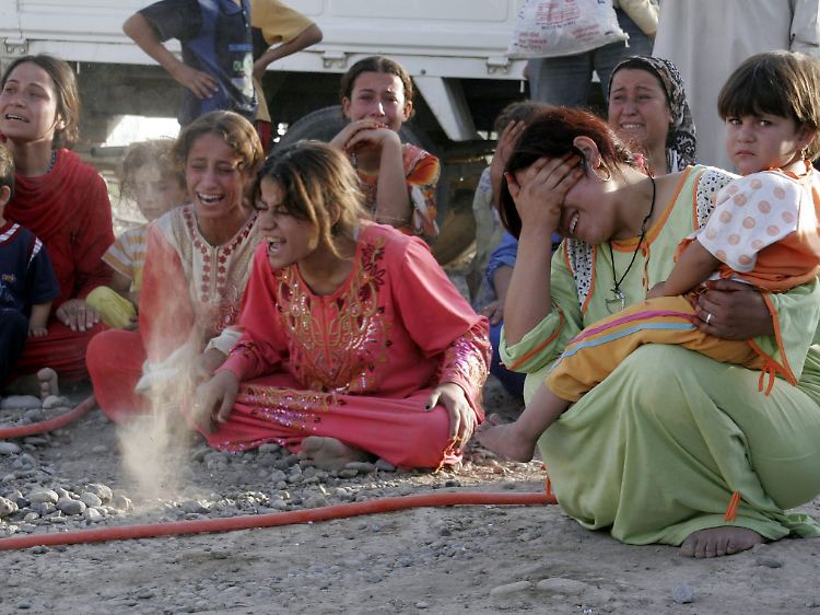 Irakische Frauen trauern um die Opfer des jüngsten Bombenanschlags in der Nähe von Mossul.