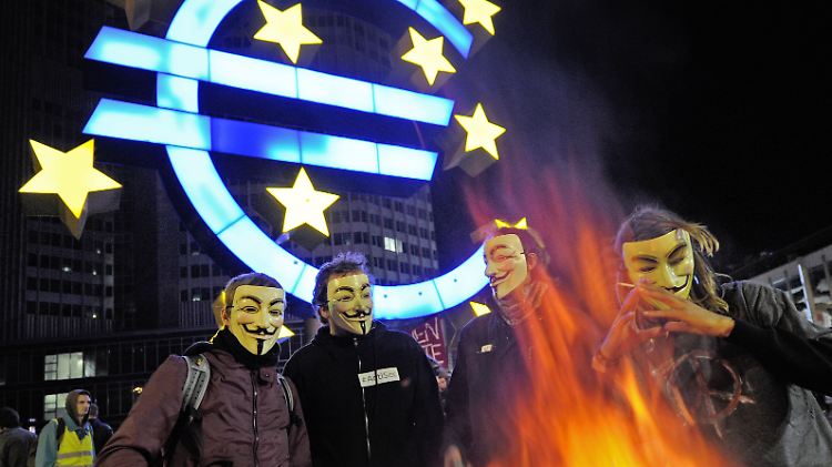 Der Euro wurde von einigen Occupy-Aktivisten massiv beschädigt. Nun muss das Objekt runderneuert werden.