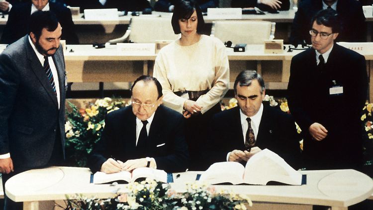Der damaligen Minister Genscher (Außenpolitik) und Waigel (Finanzen) unterzeichneten am 7. Februar 1992 den Vertrag zur Wirtschafts- und Währungsunion der Europäischen Gemeinschaft in Maastricht.