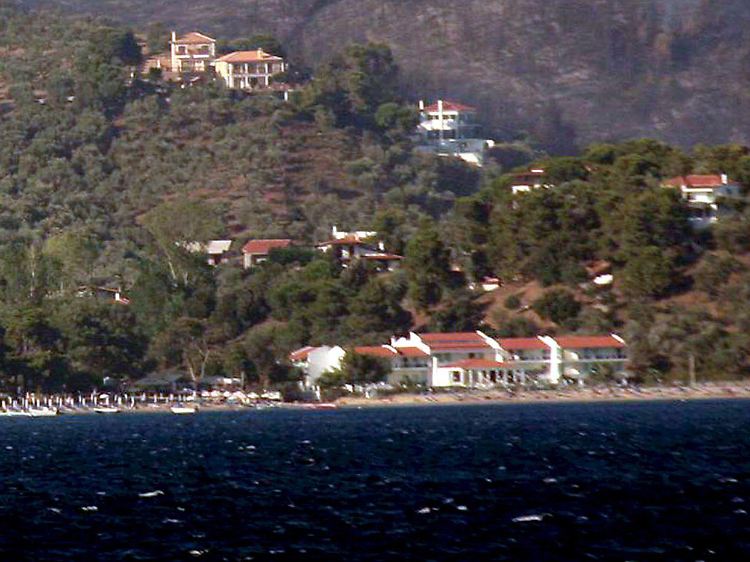 ... Skopelos und Skiathos (im Bild) haben nun den Touristenboom.