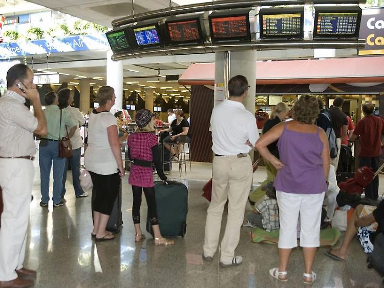 Flughafen auf Mallorca: Nach den Anschlägen müssen sich Spanien-Touristen auf verstärkte Sicherheitskontrollen einstellen, auch auf dem Festland.