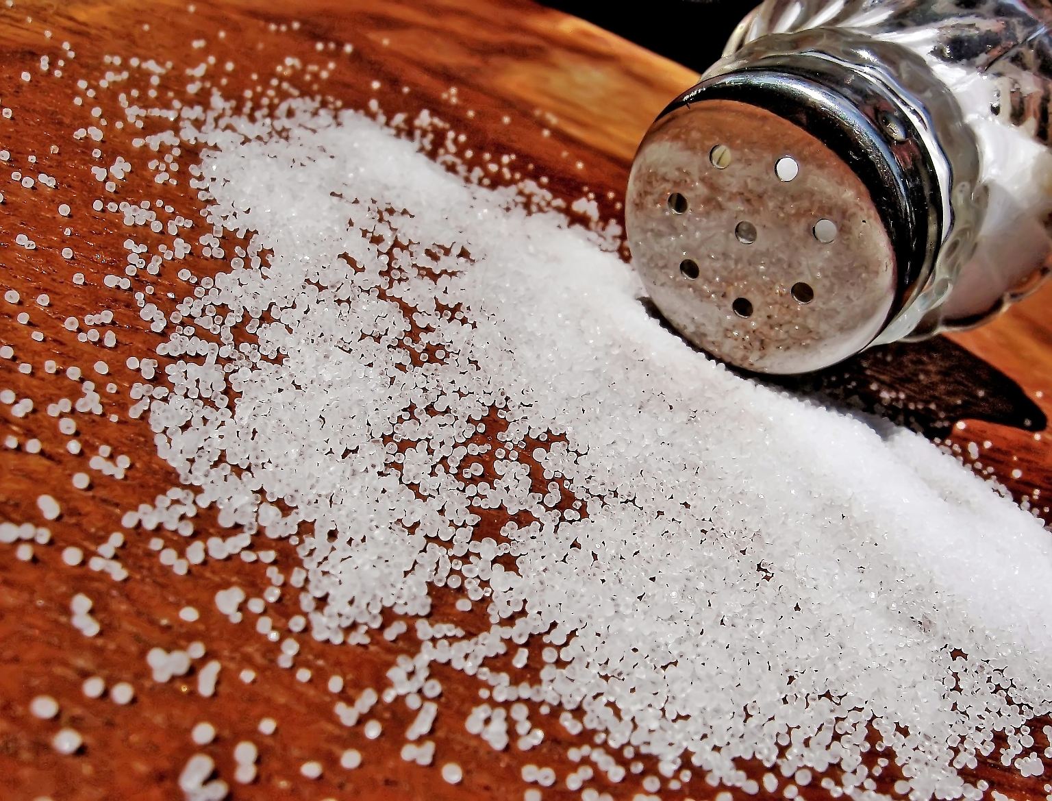 Ohne ein bisschen Salz schmeckt vieles fad. Nicht nur das - Salz ist sogar lebenswichtig. Empfohlen werden etwa fünf bis sechs Gramm pro Tag.