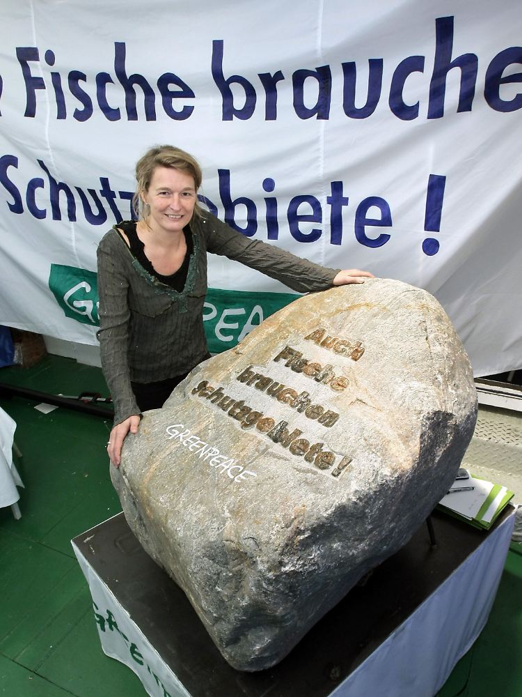 Ein Stein vor dem Versenken: Greenpeace hat nach eigenen Angaben mit Erfolg im August 2008 Steine in der Nordsee versenkt.