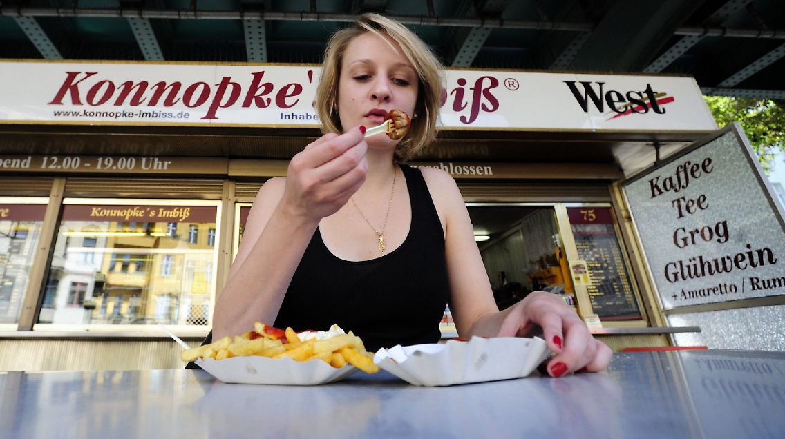 Legendäre Imbißbude "Konnopke's" im Stadtbezirk Prenzlauer Berg.