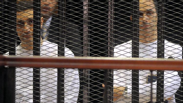 Alaa (l.) und Gamal Mubarak wird der Prozess gemacht.