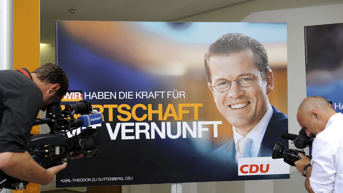 Das CDU-Wahlplakat für die bevorstehende Bundestagswahl zeigt Bundeswirtschaftsminister Karl-Theodor zu Guttenberg neben dem Slogan "Wir haben die Kraft für Wirtschaft mit Vernunft".