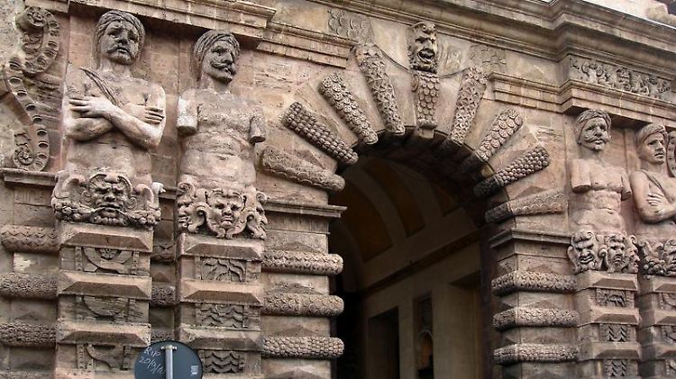 Von der 500 Jahre alten Porta Nuova blicken große Maurenfiguren  unheilverkündend herab.