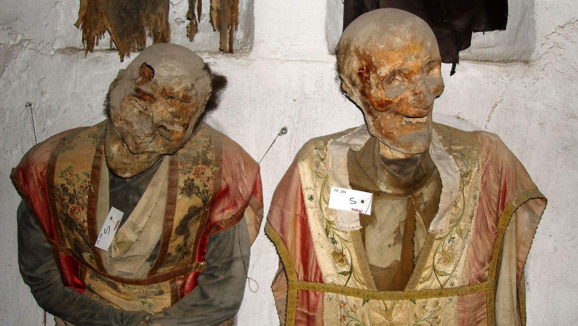Die meisten der fast 2000 Mumien im Kapuzinerkloster von Palermo tragen noch ihre Kleider - und sind unterschiedlich stark verwest.