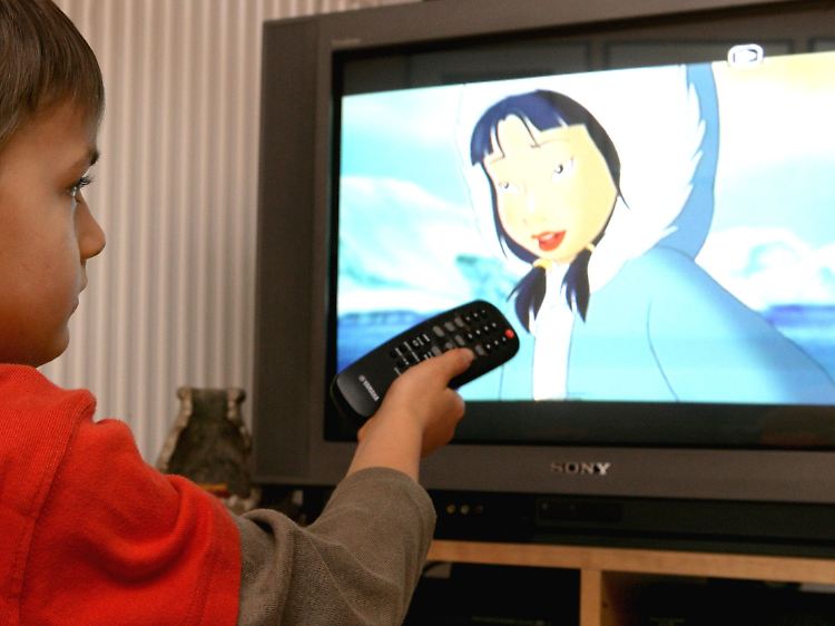 Für viele Eltern ist es verlockend, Kleinkinder vorübergehend vor dem Fernseher zu "parken".