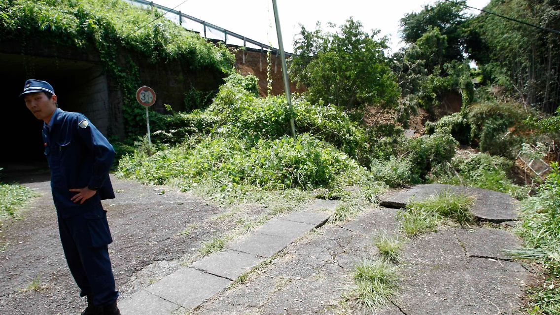 Eine durch das Erdbeben verschüttete Straße in Japan: Die große Katastrophe blieb zum Glück aus.