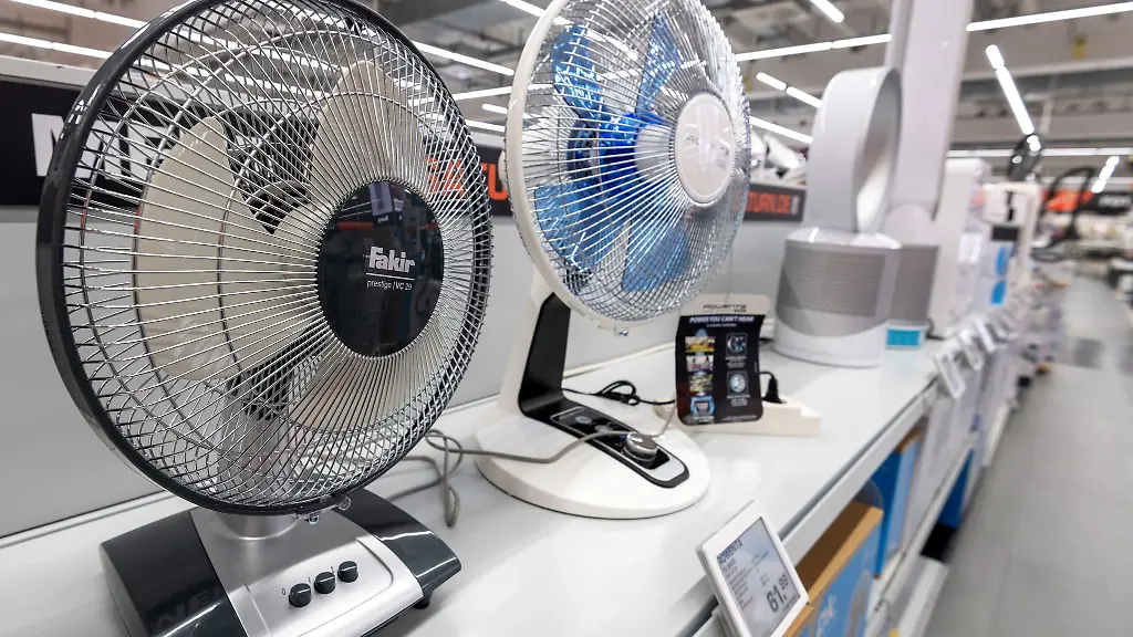 Wer-einen-Ventilator-sucht-sollte-den-Geraeuschpegel-beachten-Besonders-geraeuscharme-Modelle-sind-ideal-fuer-Schlafzimmer-oder-Homeoffice
