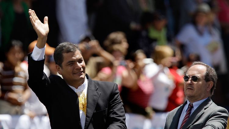 Statt das Amt wegen der Spannungen zwischen Ecuador und Kolumbien weiterzugeben, wie Uribe das zuvor getan hat, übernahm Correa für ein Jahr die UNASUR-Präsidentschaft.