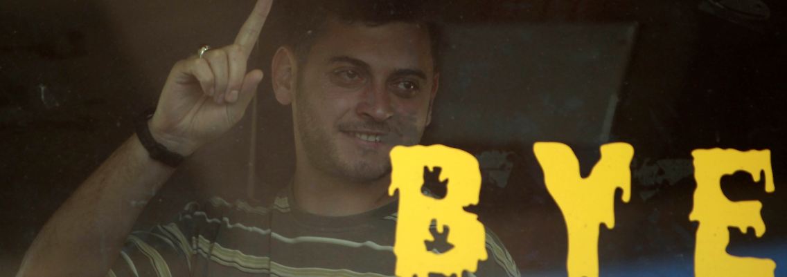 Ein Palästinenser auf dem Weg über den Übergang Rafah in den Gazastreifen.