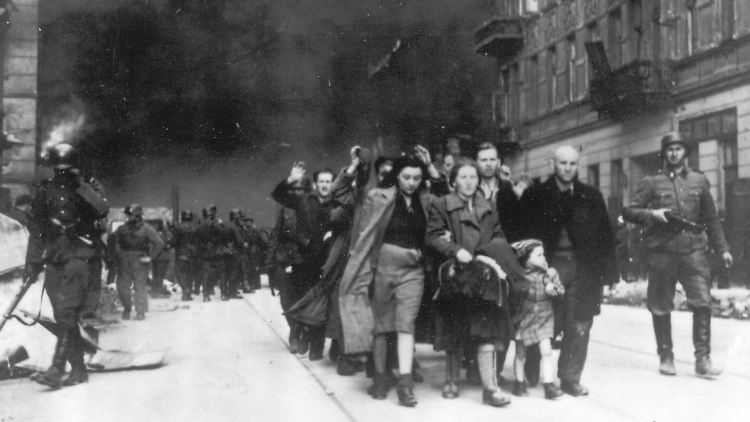 Deutsche Soldaten deportieren Juden aus dem Warschauer Ghetto in Vernichtungslager.