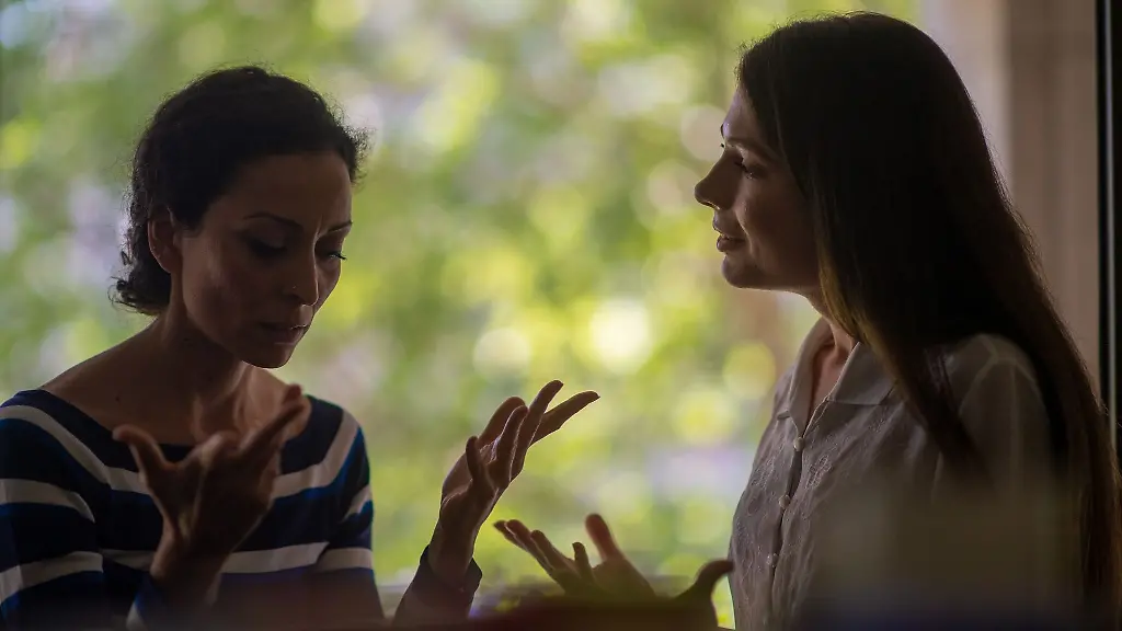 Konflikte-im-Team-sind-oft-emotionsgeladen-Ein-wertschaetzendes-Gespraech-unter-vier-Augen-kann-helfen-die-wahren-Motive-dahinter-zu-verstehen